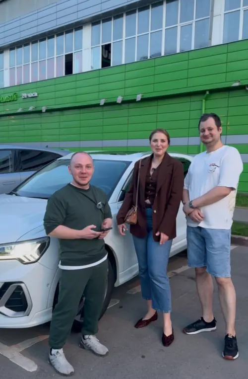 Егор Маркелов, Алёна и её муж на выдаче Audi Q3